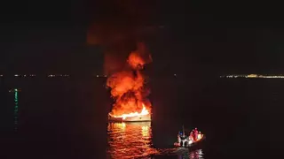 L'incendi d'una embarcació a Roses obliga els ocupants a saltar a l’aigua