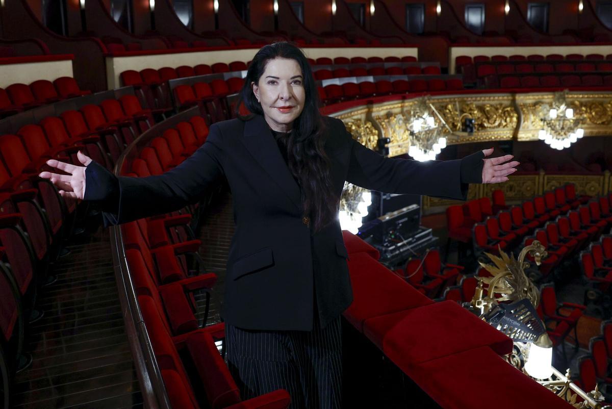 La artista serbia Marina Abramović, figura clave del arte de la performance internacional, durante la presentación este miércoles de su nuevo espectáculo 'Balkan Erotic Epic', en la que fusiona mitos ancestrales de los Balcanes, tradiciones folclóricas y erotismo en el Liceu.