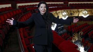 La artista serbia Marina Abramović, figura clave del arte de la performance internacional, durante la presentación este miércoles de su nuevo espectáculo Balkan Erotic Epic, en la que fusiona mitos ancestrales de los Balcanes, tradiciones folclóricas y erotismo en el Liceu.