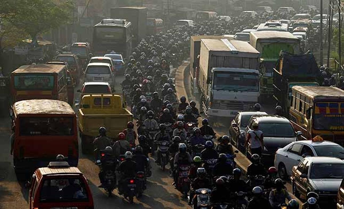 Motoristes fan servir el carril contrari a causa de la congestió de trànsit al seu carril, en el trajecte que porta de la ciutat de Bekasi cap a Jakarta (Tailàndia).