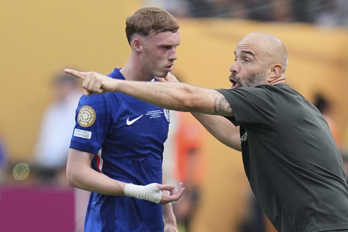 Chelsea manager Enzo Maresca speaks with Cole Palmer (10) during the Club World Cup final soccer match between Chelsea and PSG in East Rutherford, N.J., Sunday, July 13, 2025. (AP Photo/Seth Wenig)