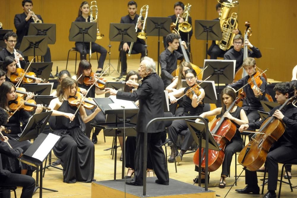 Zedda dirige a la Orquesta Joven de la Sinfónica