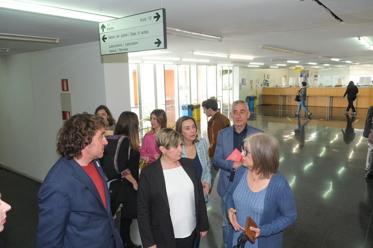 En la recepción también es visible la rotura del techo como consecuencia de las goteras.