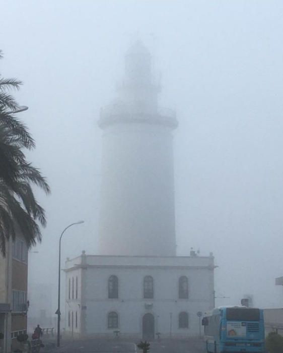 Málaga amanece bajo una capa de niebla