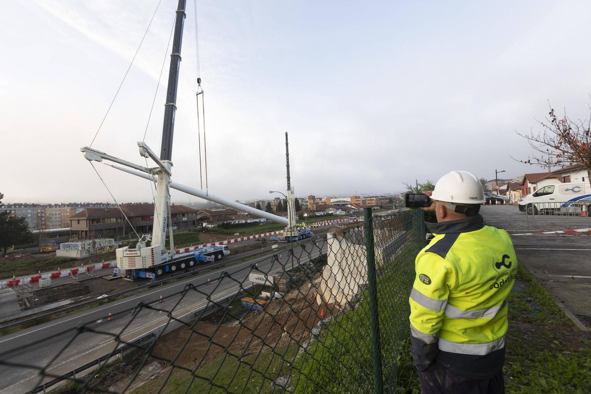 EN IMÁGENES: Así fue la instalación del mástil de 55 metros en las obras de la entrada de Oviedo