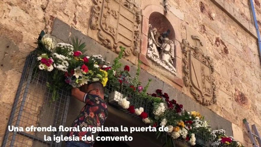 Decenas de personas regalan flores a la Virgen del Tránsito de Zamora