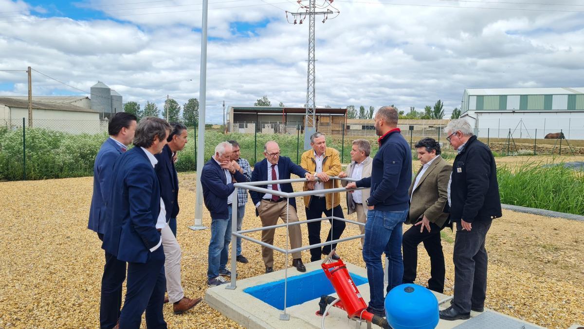 Visita de autoridades a la depuradora de Villamayor de Campos