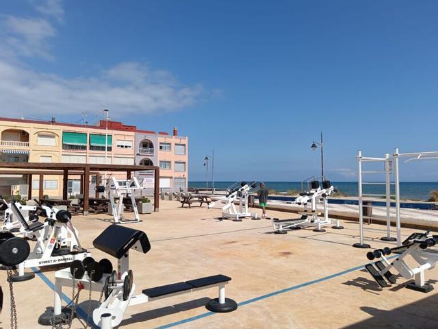 Imagen de una zona de calistenia junto al mar en El Perelló.