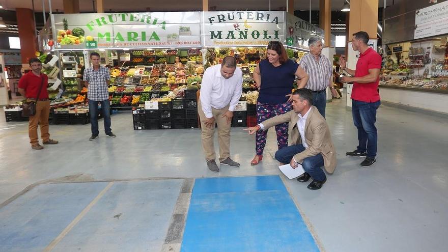 Manuel Morales, Blanca Fernández y José Bernal en la visita que realizaron ayer al mercado municipal.