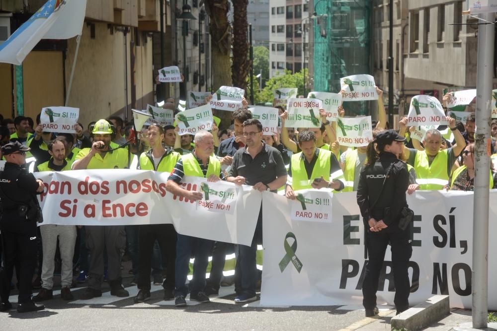 Protesta de Ence a las puertas de un mitin de Valerio en Pontevedra