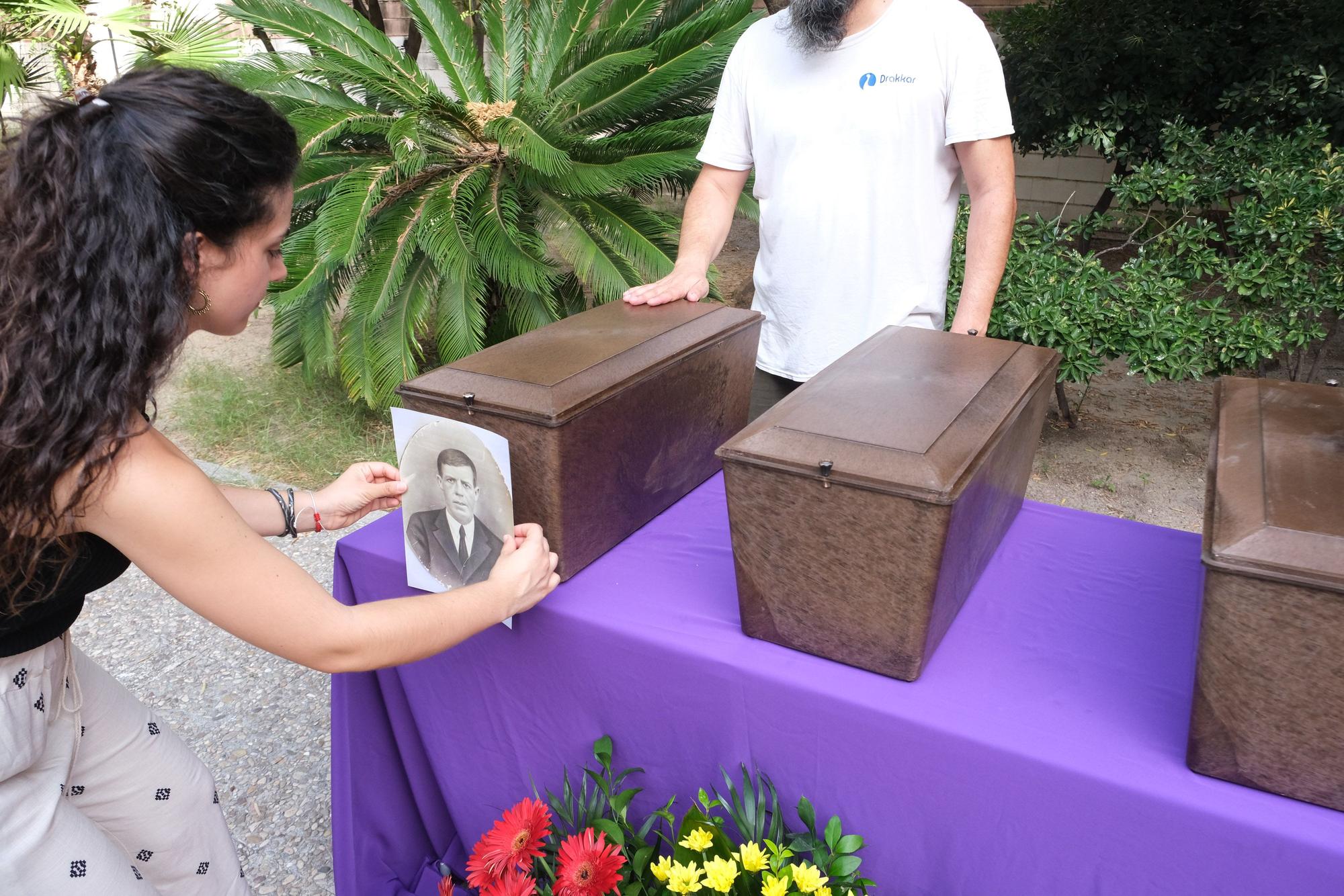 Así ha sido el emotivo acto de entrega de los restos exhumados de fusilados del franquismo a sus familiares en Aspe