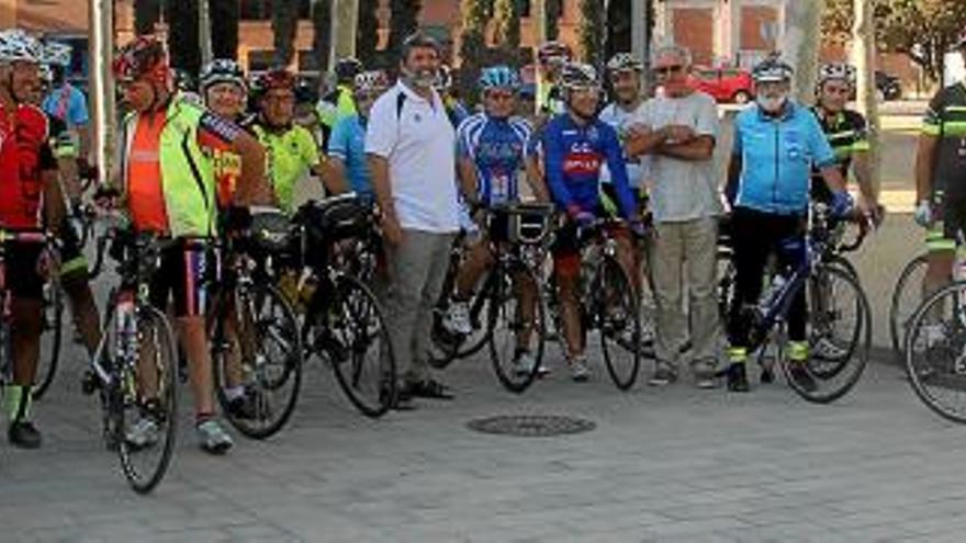 Una trentena de ciclistes participen en l&#039;excursió nocturna Nit de lluna plena