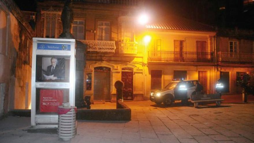 Una cabina telefónica y un contenedor arden de noche en Cangas en incendios provocados