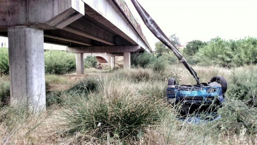 Tres heridos, uno de ellos un menor, en un accidente de tráfico en Villalba de los Barros