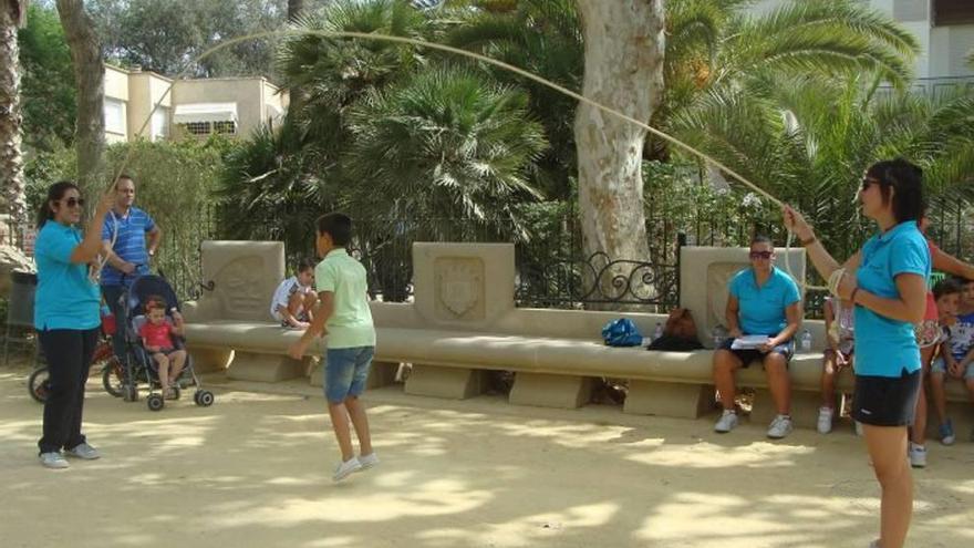 Un niño salta a la comba en la Jornada de Juegos Tradicionales.