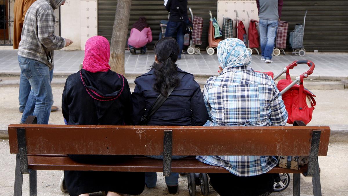 Vox pone el velo en el debate de la integración.