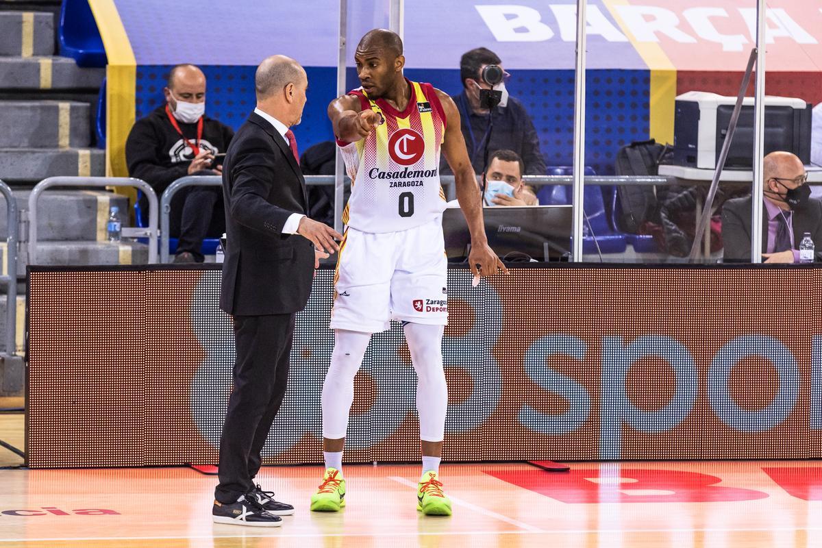 Sulaimon, junto a Sergio Hernández durante un encuentro del Casademont de la pasada campaña.
