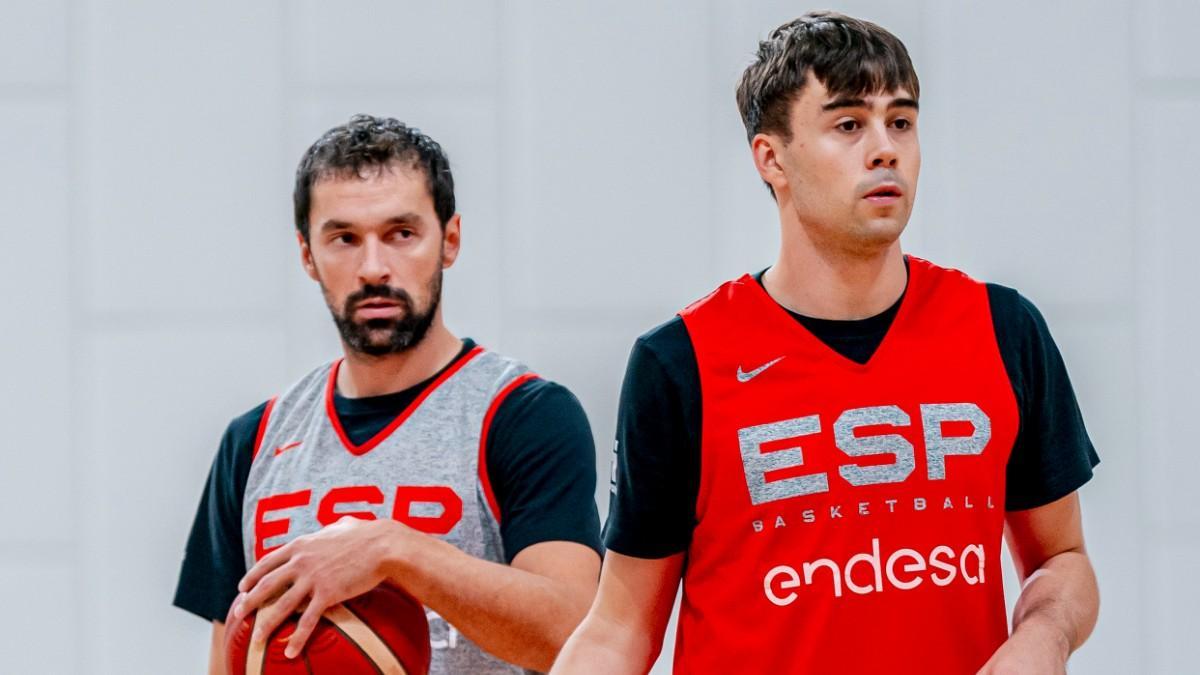 Juan Núñez, junto a Sergio Llull, en un entrenamiento con la selección