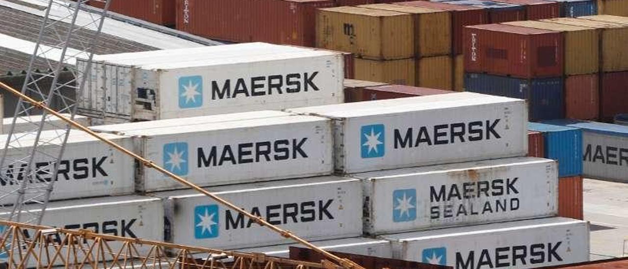 Contenedores de Maersk en el puerto de Guixar. // FdV