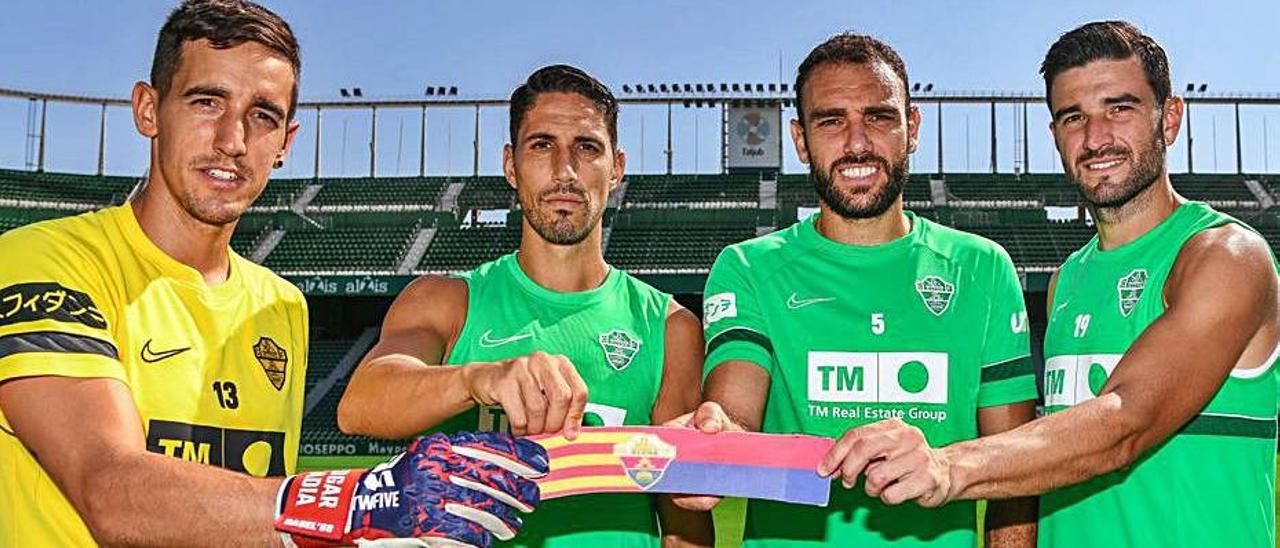 Los capitanes, con el brazalete con los colores de la bandera de Elche. |