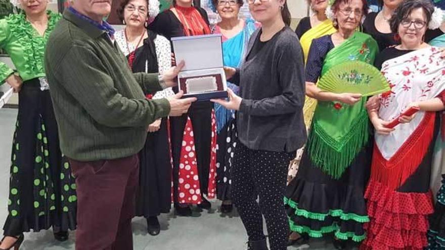 Un grupo de bailarinas visita a los mayores de la residencia del Nodo