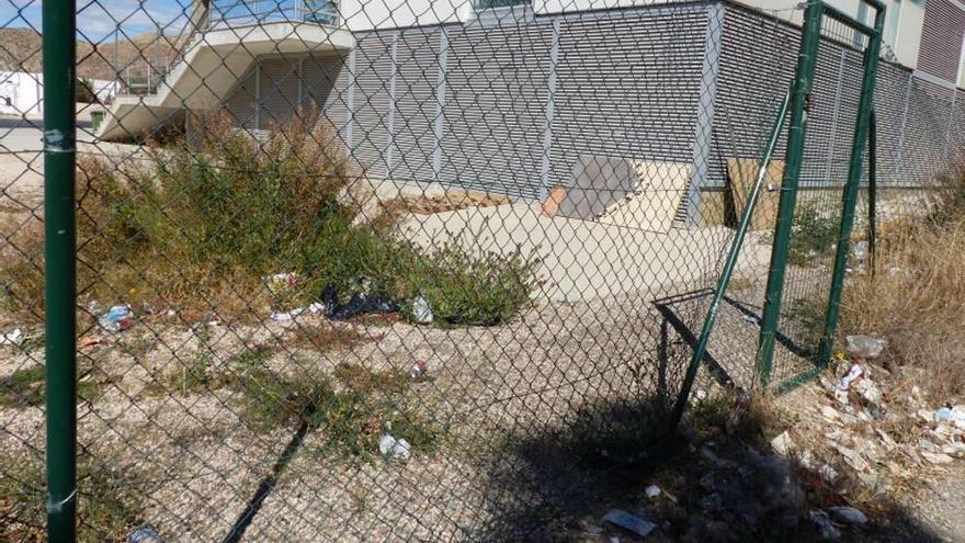 Basura y deshechos acumulados en el entorno del instituto.