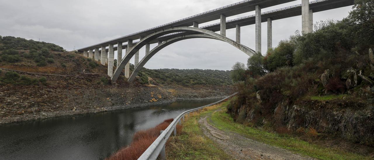 Punto del embalse de Alcántara donde se cogerá el agua, a la altura del puente de la A-66 sobre el Almonte.