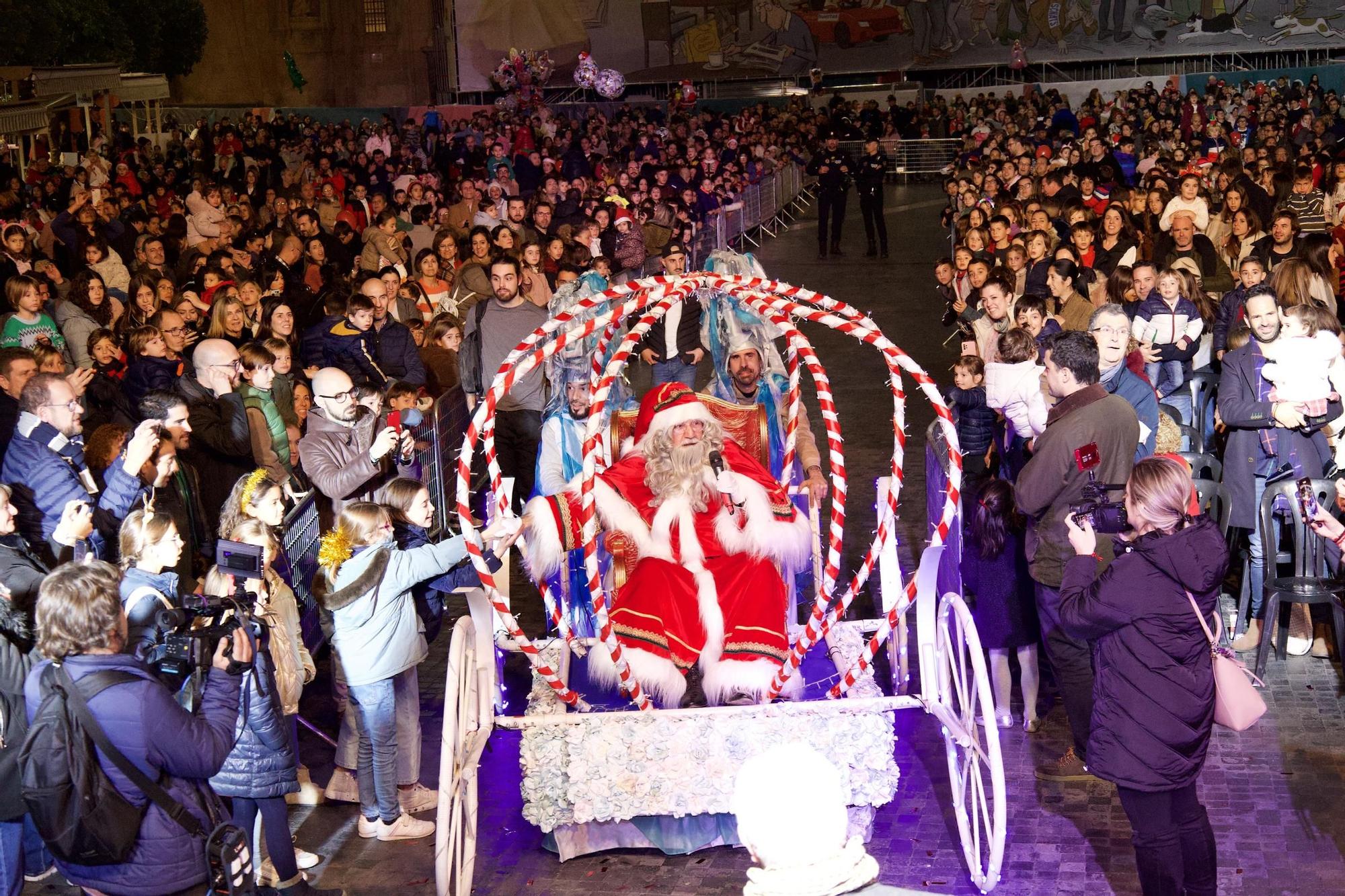 La llegada de Papá Noel abarrota la Plaza de la Catedral de Murcia