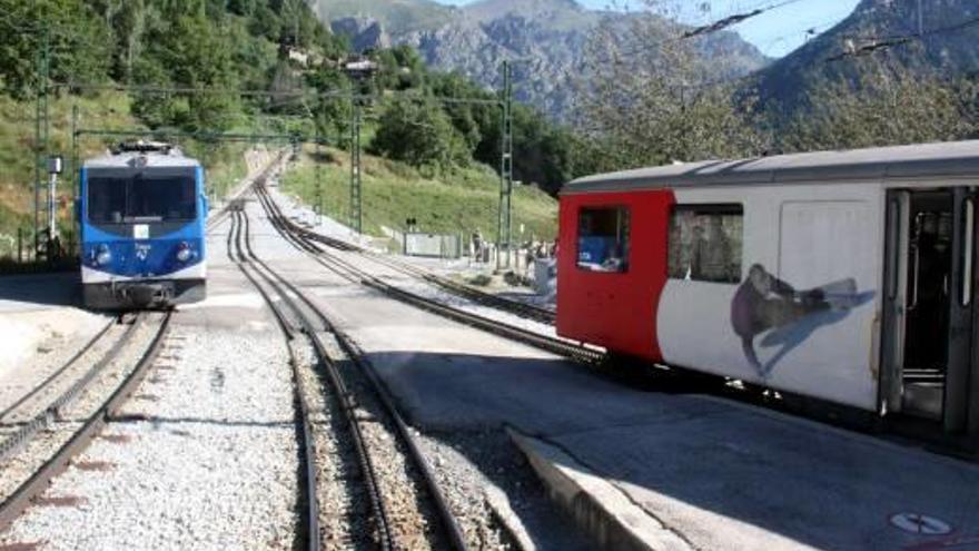 Dos trens a la Vall de Núria.