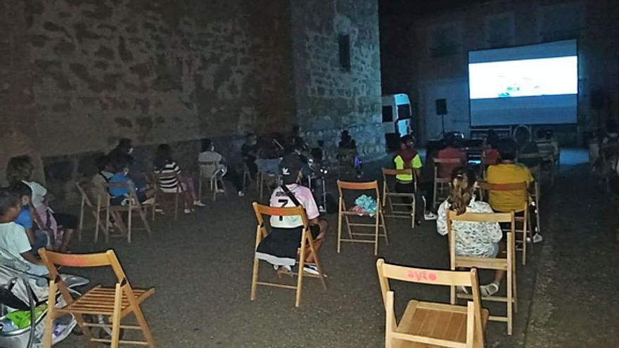Buena acogida de la proyección de cine al aire libre en San Cristóbal