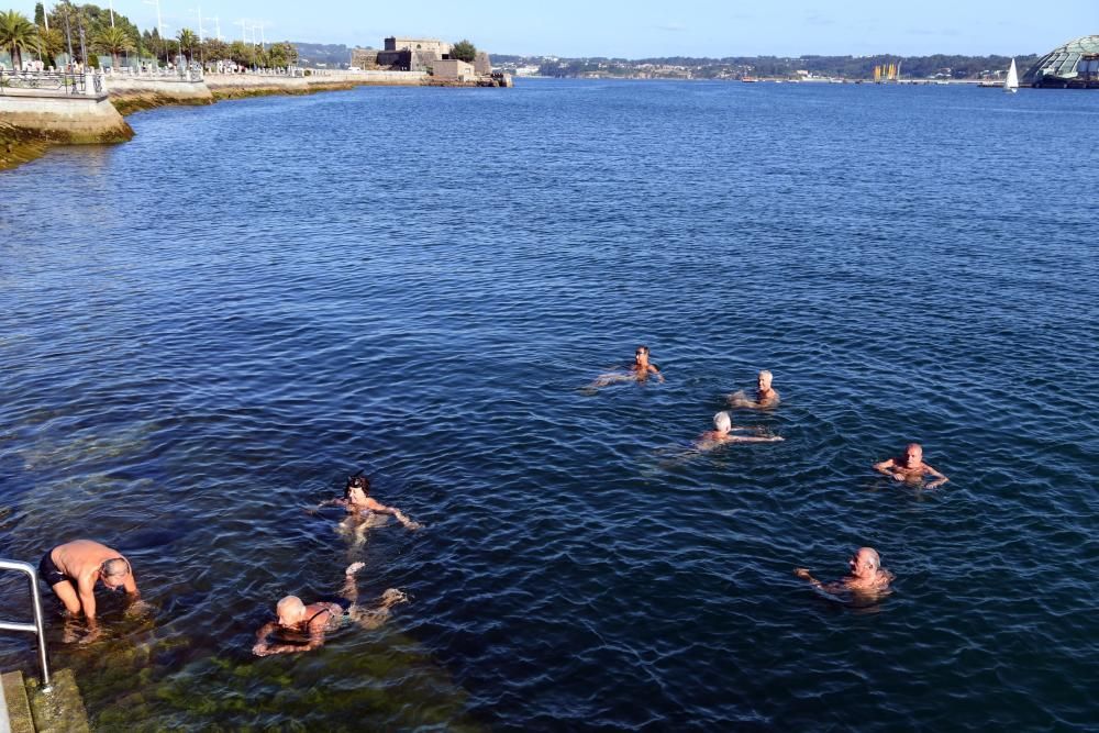 Concello y Puerto prohíben nadar en la zona, que habilitarán solo si la calidad del agua es buena y si hay puesto de socorrismo.