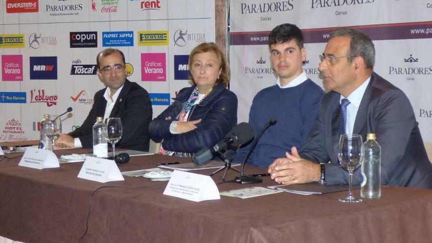 Por la izquierda, el alcalde, José Víctor Rodríguez, Delia Losa, Alberto Rodríguez, director de carrera, y Fernando Lastra, ayer, en la presentación de la &quot;Puerta de Muniellos&quot;.