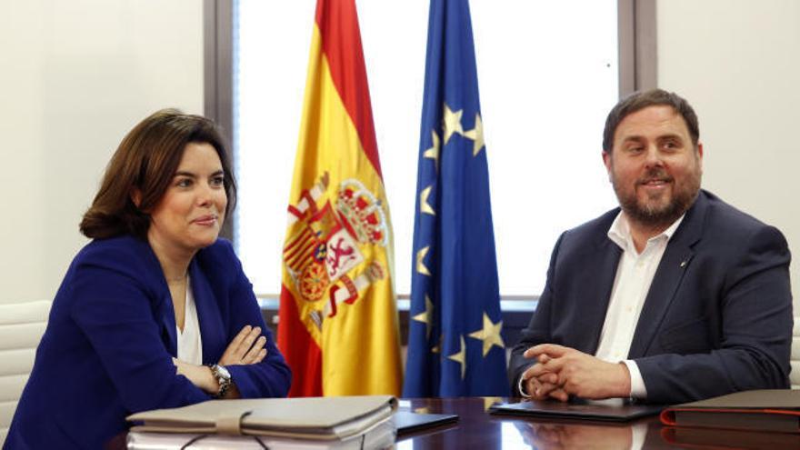 Sáenz de Santamaría recibe a Junqueras en La Moncloa