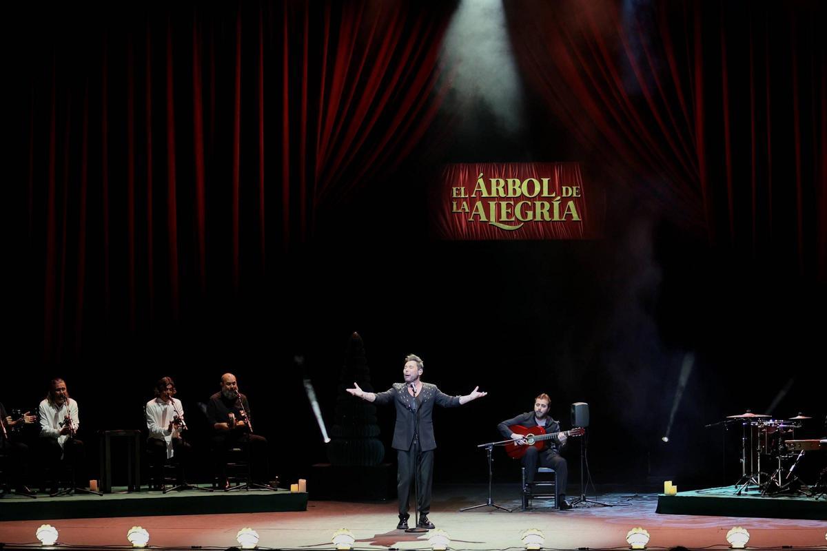 El concierto de Miguel Poveda en Gijón, en imágenes