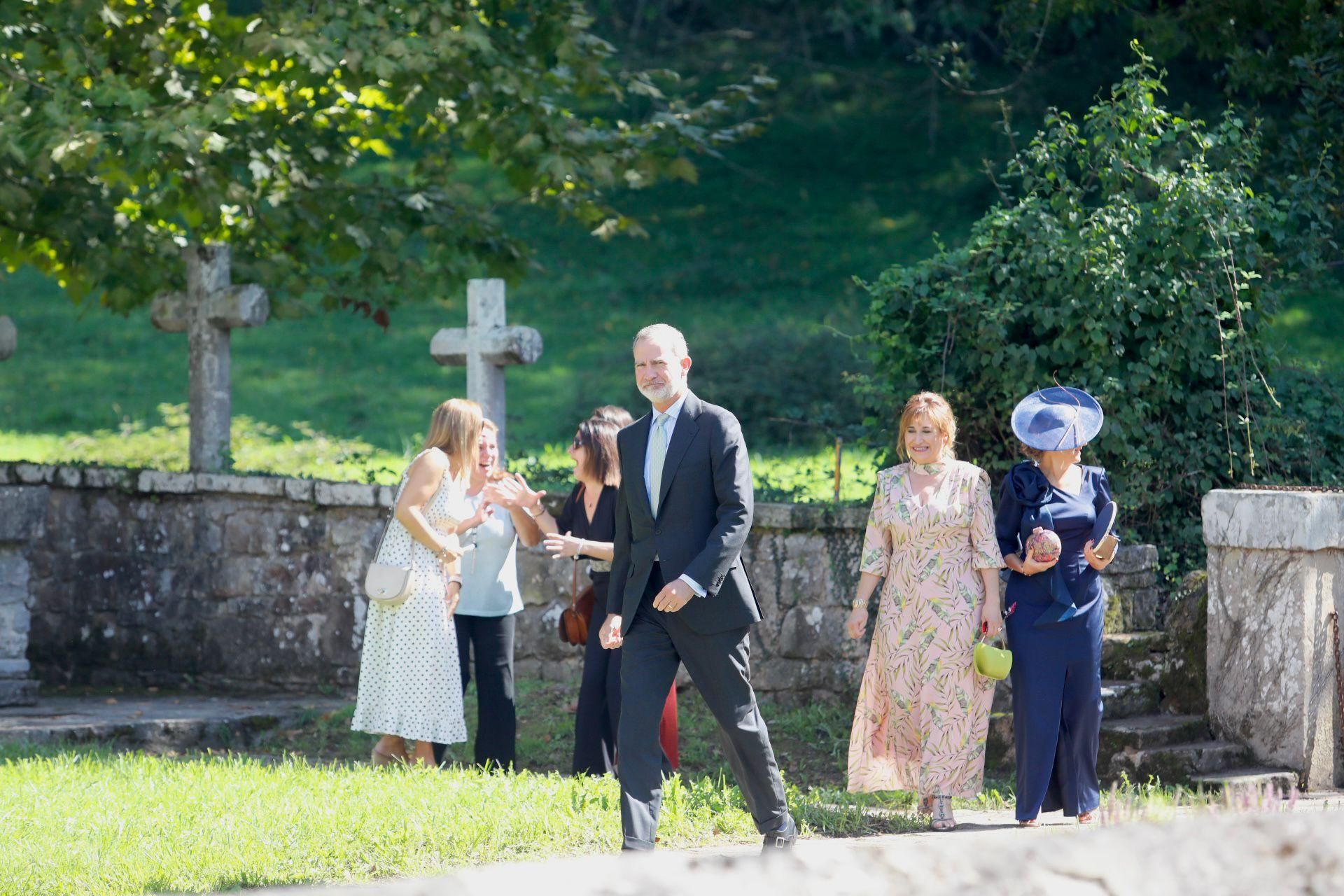 El Rey Felipe VI, testigo de excepción en la boda de su ahijado en Gijón (en imágenes)