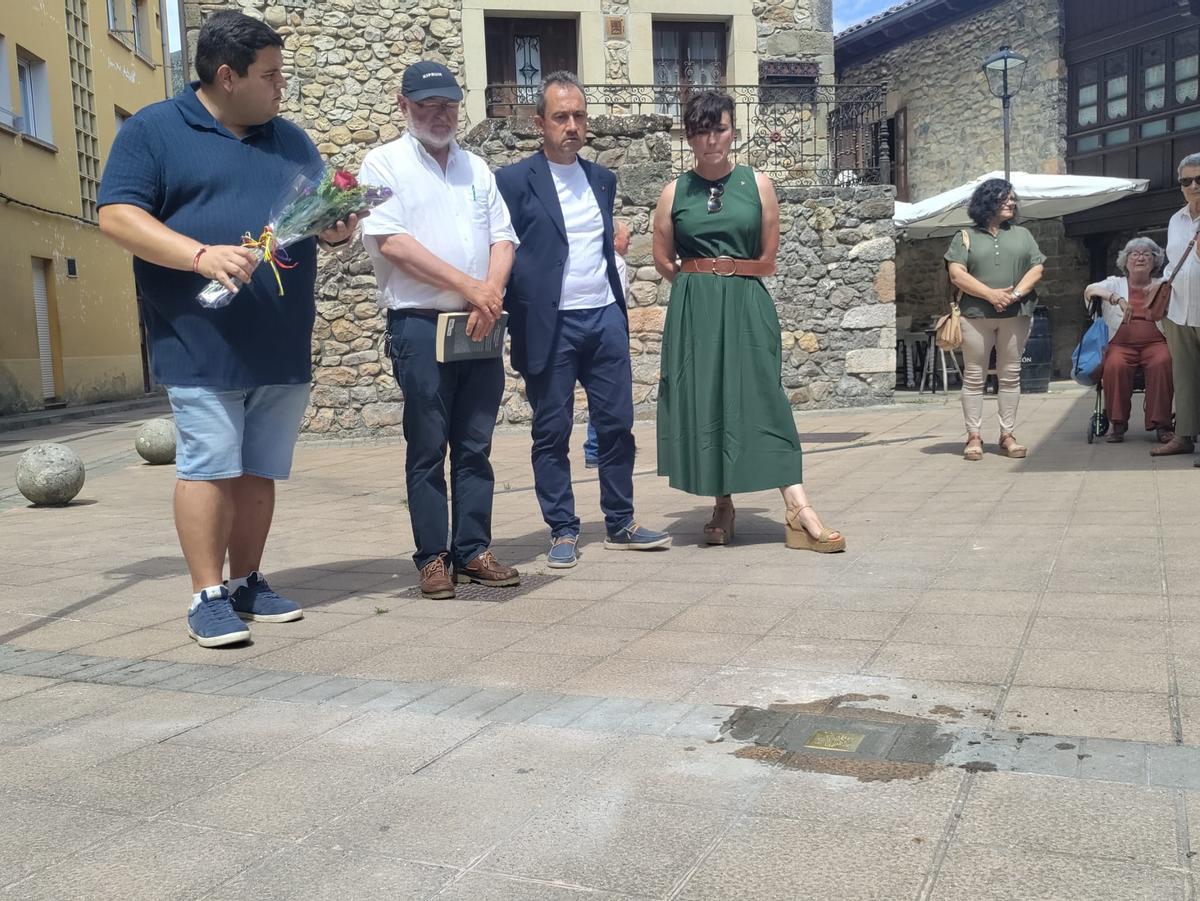 Parres coloca su stolperstein en memoria de Manuel Cueto Pérez