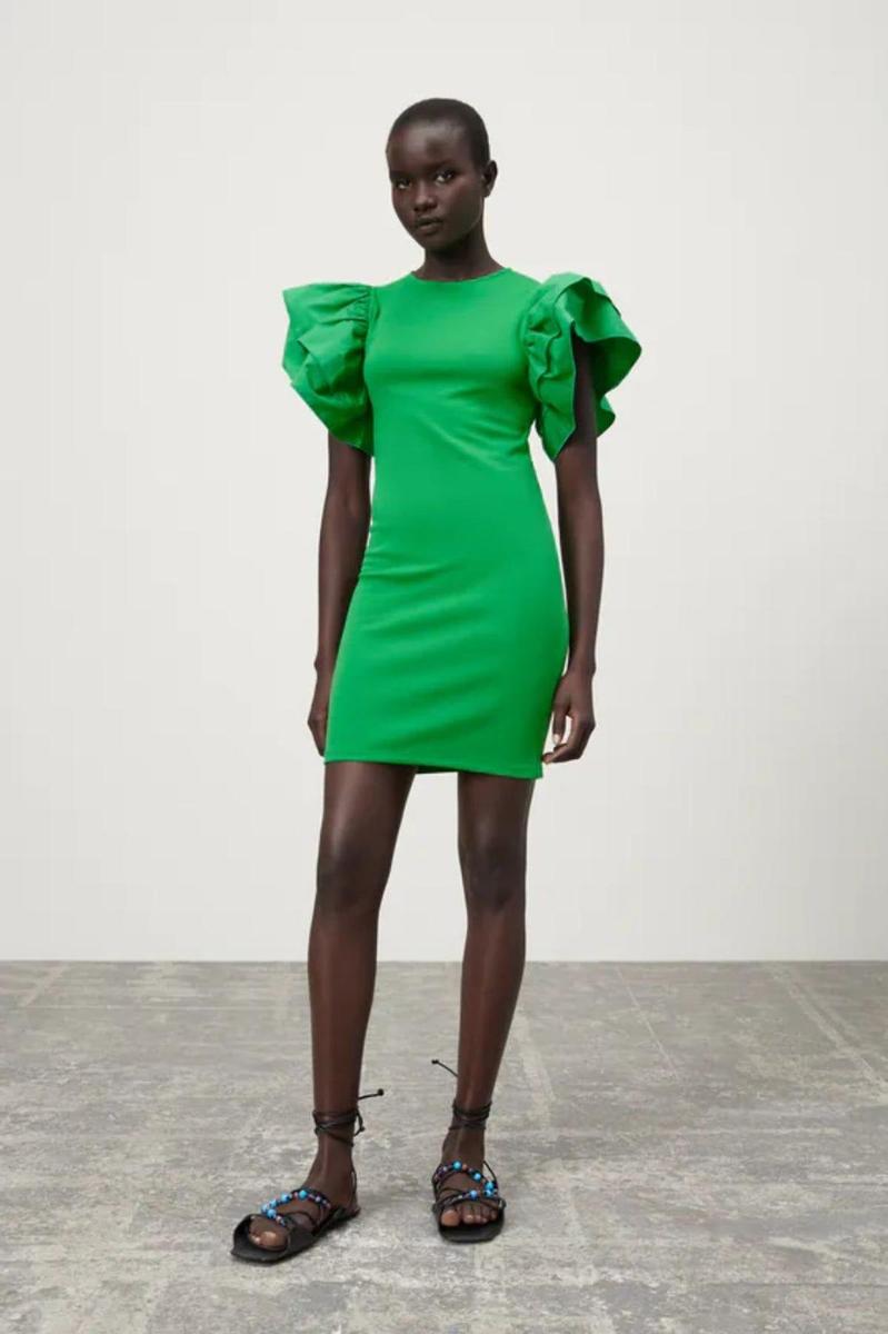 Vestido mangas volantes de Zara (precio: 17,95 euros)