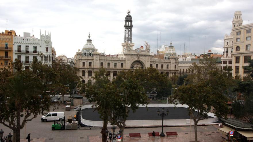 Montaje de la pista de hielo en la plaza del Ayuntamiento