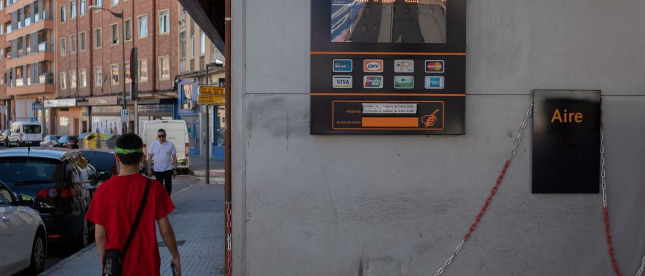 Un joven pasa por una gasolinera, en Zamora capital. |