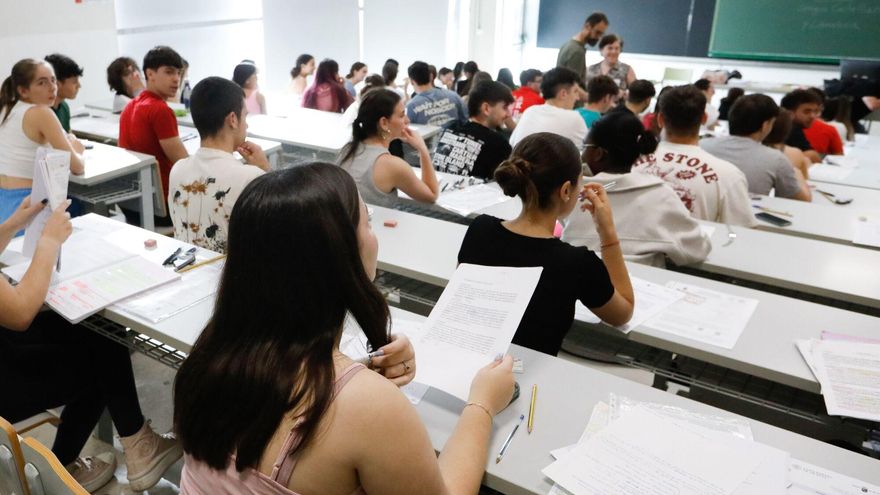 Casi 13.000 estudiantes se examinan de selectividad en Sevilla, la cifra más baja desde 2022