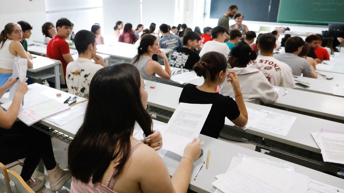 Estudiantes se examinan durante el primer día de la selectividad.