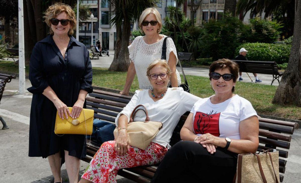 Por la izquierda, Carmen Gómez, Antonia Gómez, María Isabel Gómez e Irma Armayón, en un banco de los Jardines de la Reina. | JUAN PLAZA