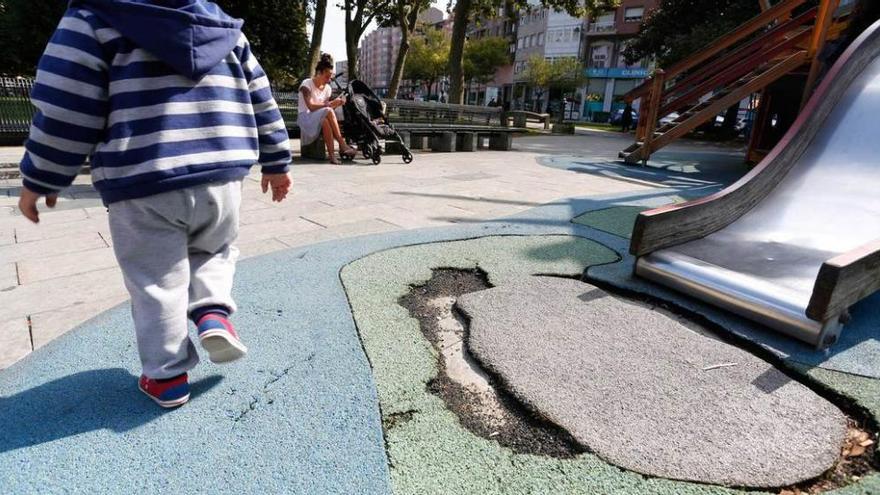 Desperfectos en la zona de juegos infantiles del parque de Las Meanas.