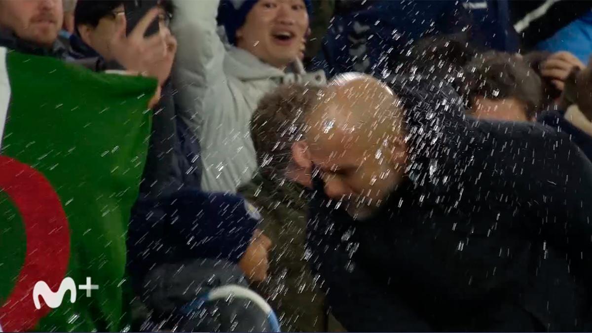 ¡La loca celebración de Guardiola tras el tanto de De Bruyne! Tiró hasta el agua de la botella...