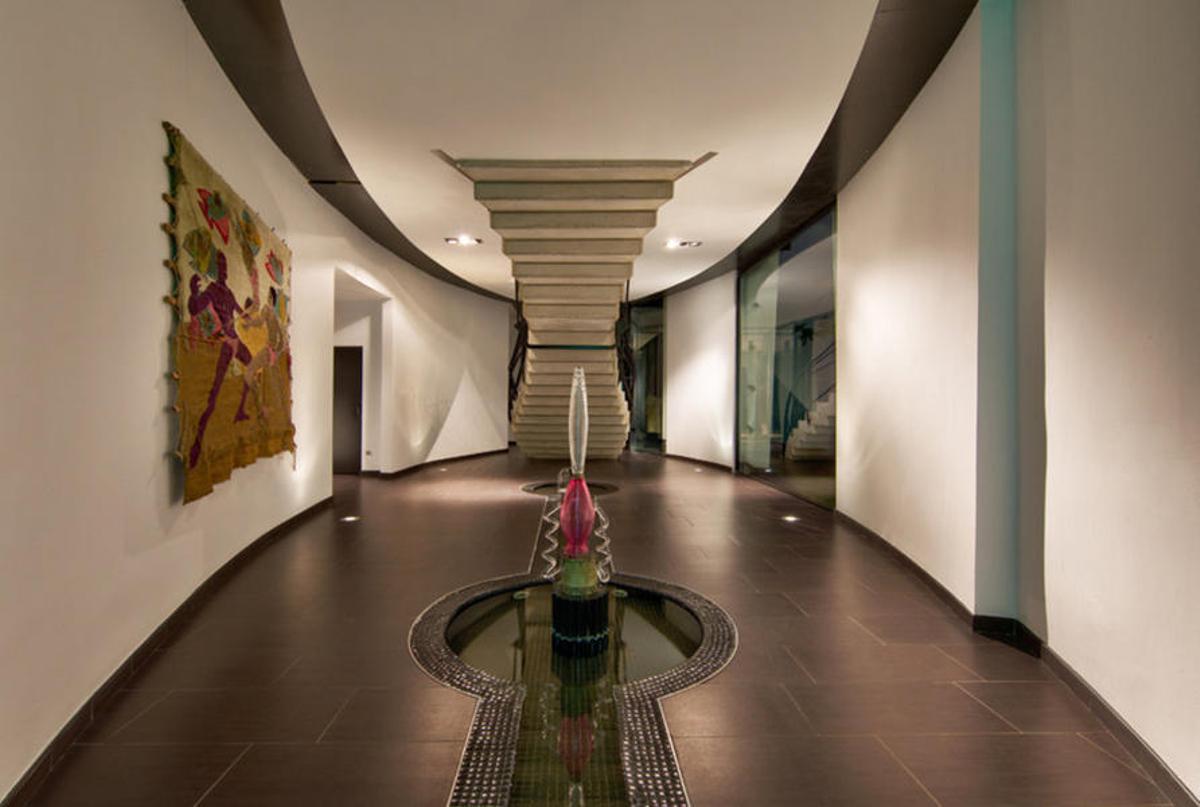 En la planta baja, una fuente que recuerda la de los jardines árabes. Hay otra en la piscina.