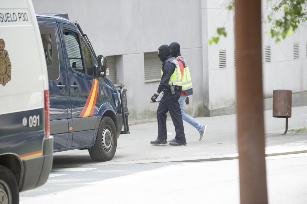 Amplio despliegue policial con varias unidades de la Policía Nacional y rastreo aéreo en helicóptero para registrar una docena de viviendas en el barrio de Monte Alto