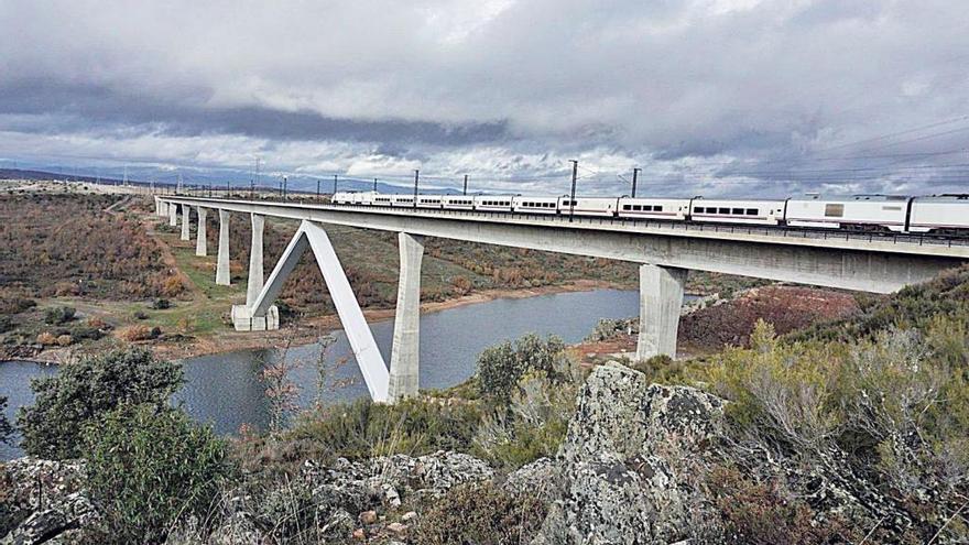 Tren AVE en pruebas entre Zamora y Pedralba de la Pradería.