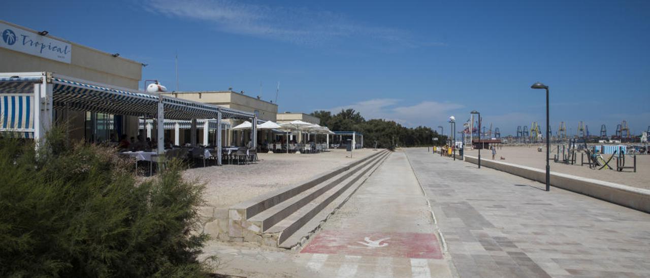 Terrazas de los restaurantes situados en la playa de Pinedo, ahora amenazados con perder sus instalaciones.