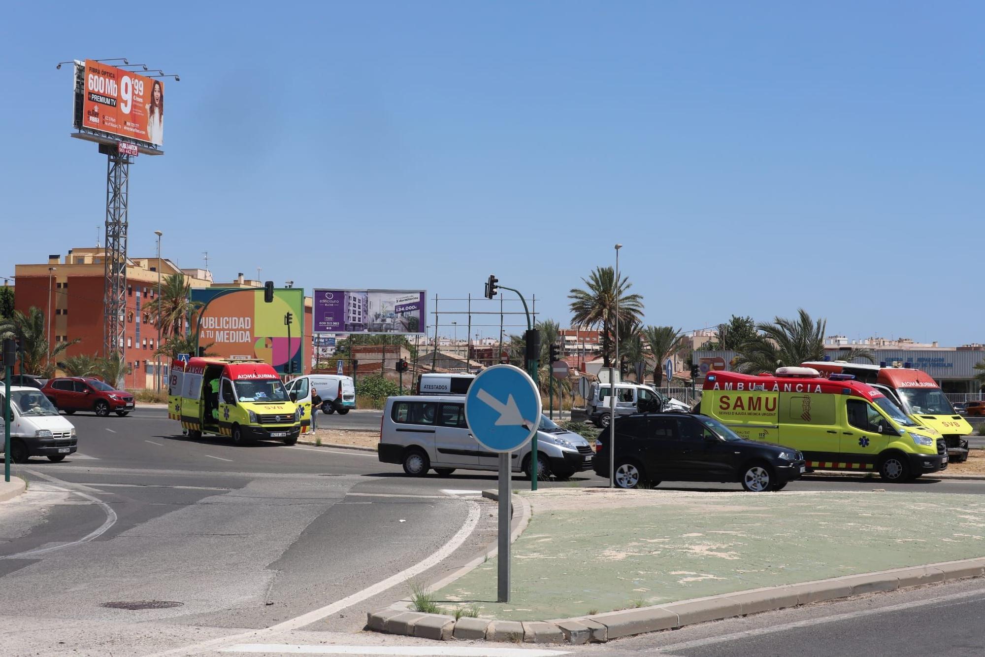Fuerte accidente entre una ambulancia y una furgoneta en Elche