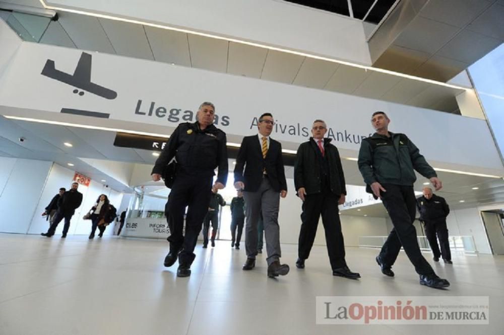 El delegado del Gobierno visita el aeropuerto de Corvera